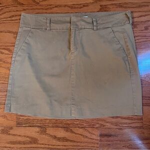 Old Navy size 6 tan mini skirt with pockets